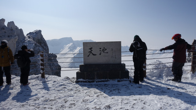 백두산_북파_겨울_천지와천지뒷면_20190301 (3) (2).jpg